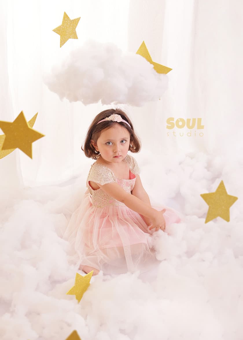 Dreamy-Photoshoot-With-The-Stars-On-The-Clouds